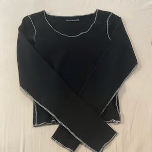 Brandy Melville Black Contrast Stitch Cropped Long Sleeve – One Size